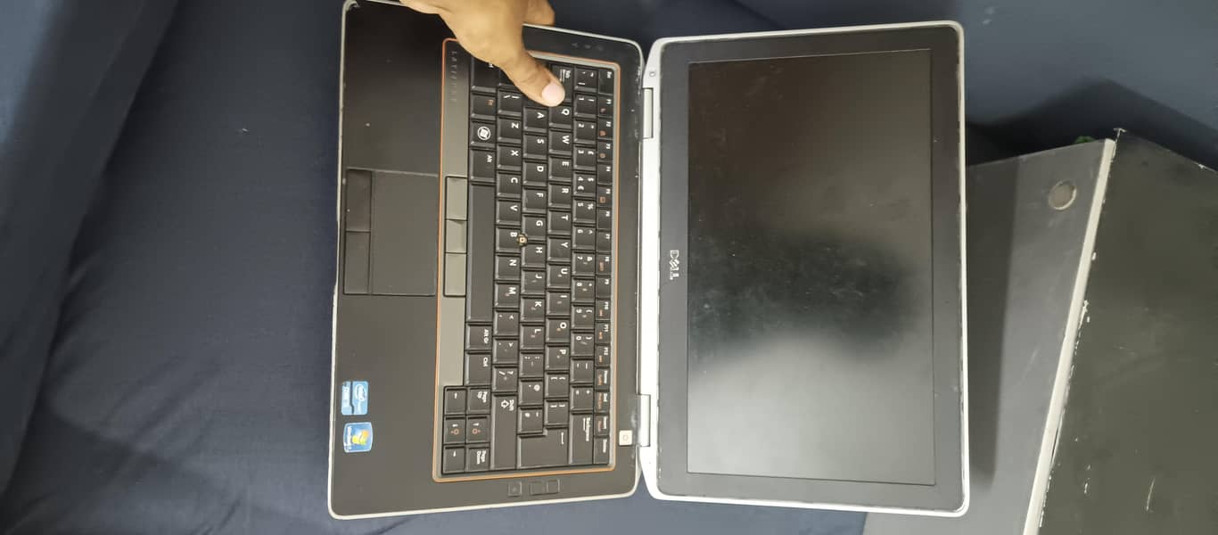 Dell latitude E6320 0
