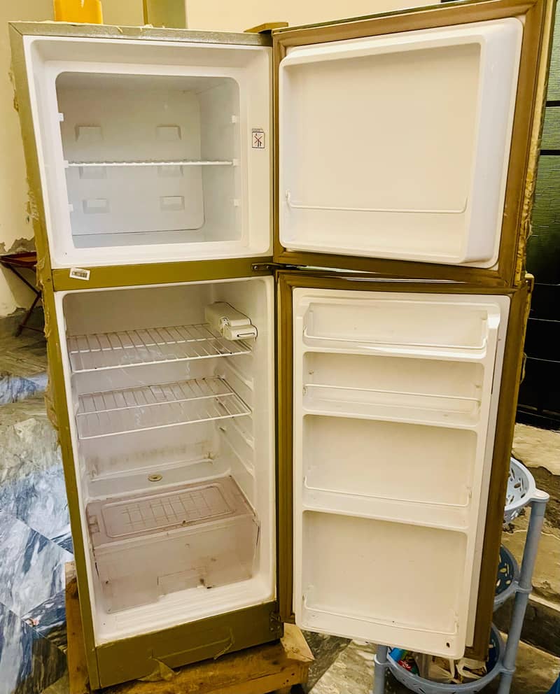 dawlance medium fridge 0