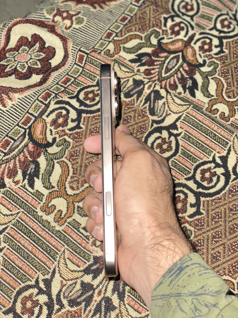 Apple iPhone 16 Pro Max 0