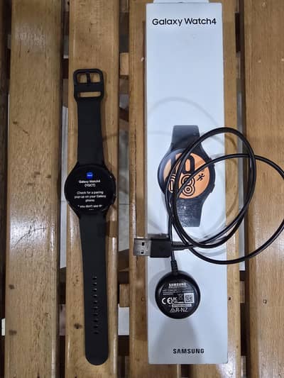 Samsung Galaxy Watch 4 with unused straps original box & charger