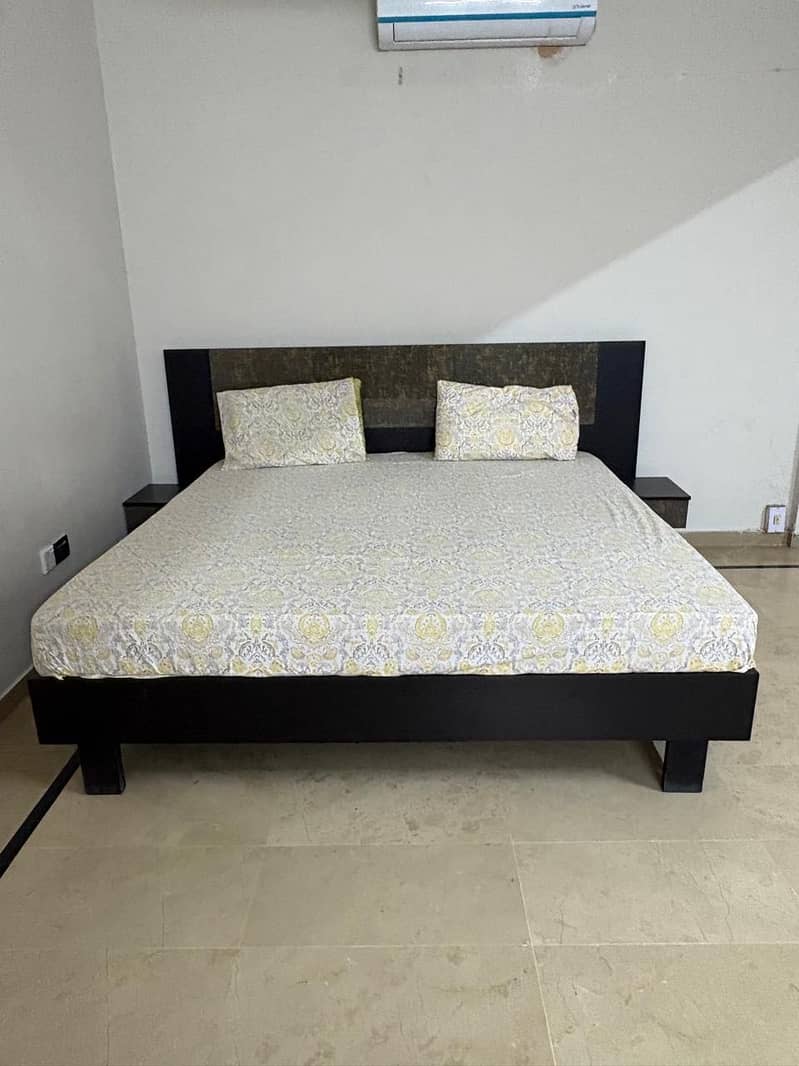 Bed with attached side tables & dressing table 0