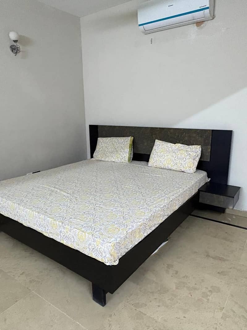 Bed with attached side tables & dressing table 2