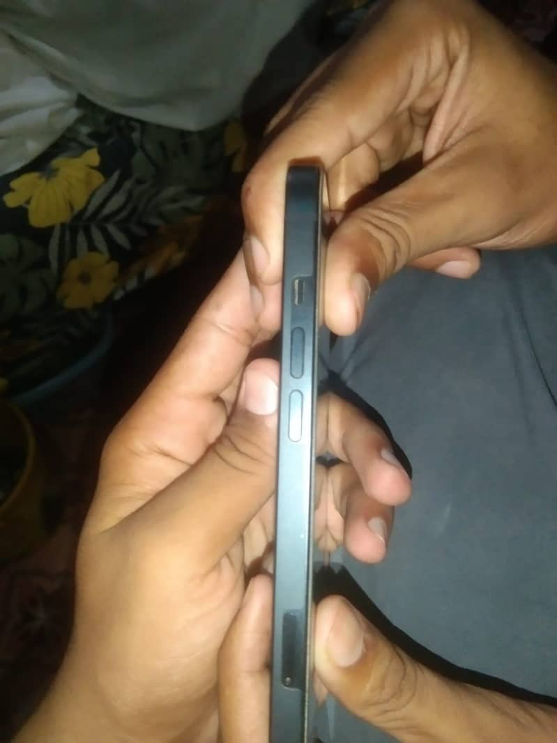 Apple iPhone 13 2