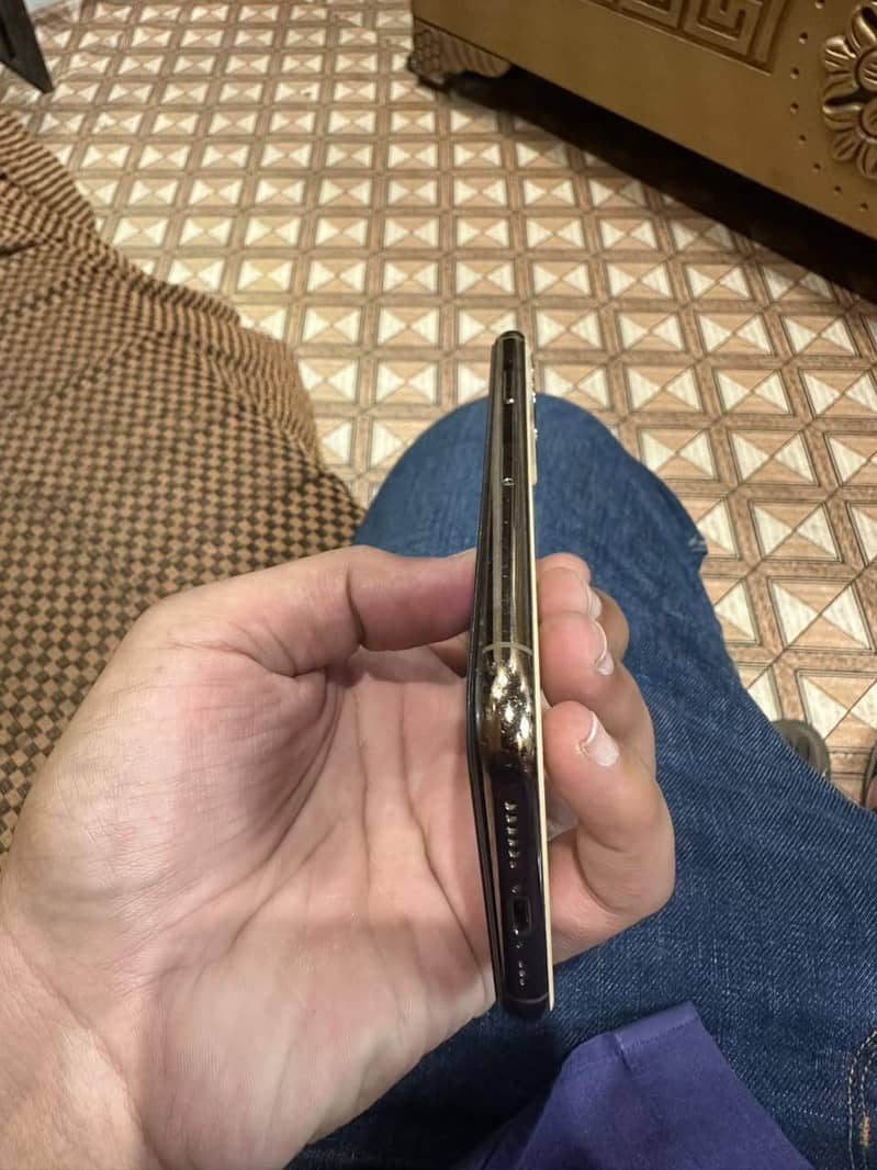 Apple iPhone 11 Pro 4