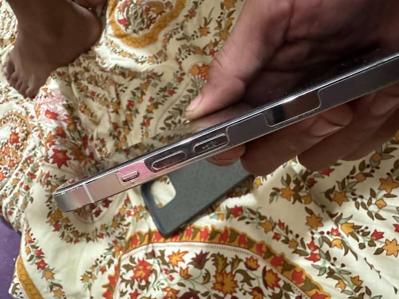 Apple iPhone 15 Pro 4