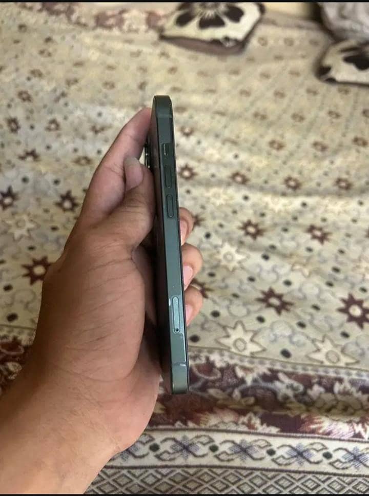 Apple iPhone 13 2