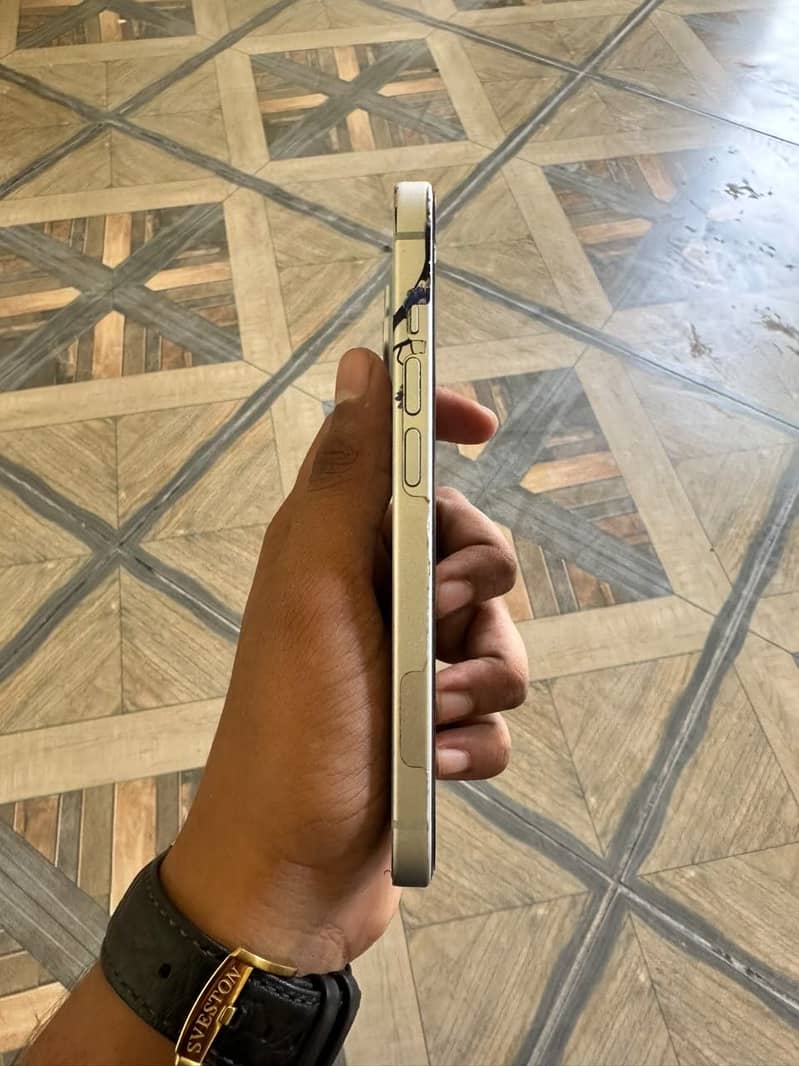Apple iPhone 15 4