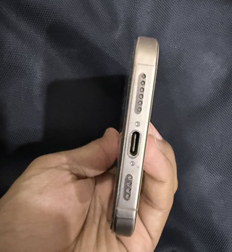 Apple iPhone 16 Pro Max 4