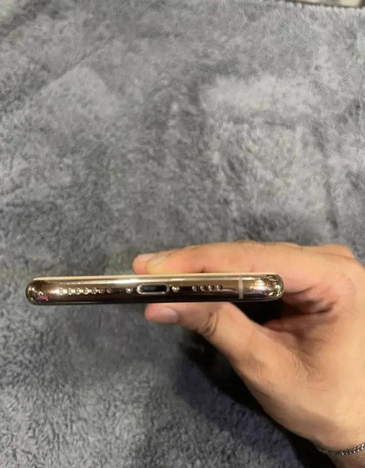 Apple iPhone 11 Pro Max 2
