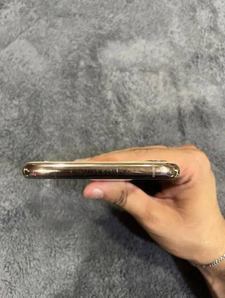 Apple iPhone 11 Pro Max 4