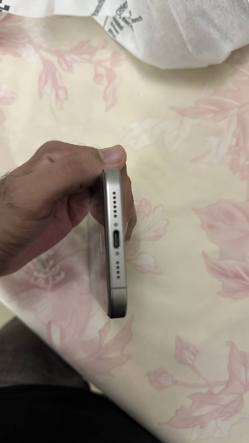 Apple iPhone 15 Pro Max 4