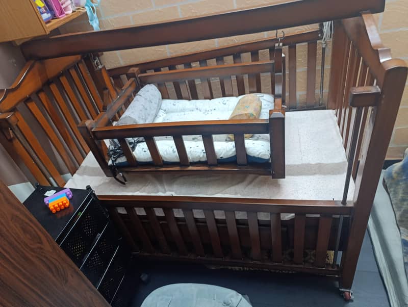 baby cot and swing 0