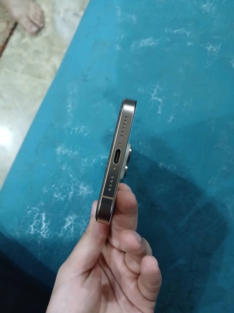 Apple iPhone 16 Pro Max 2