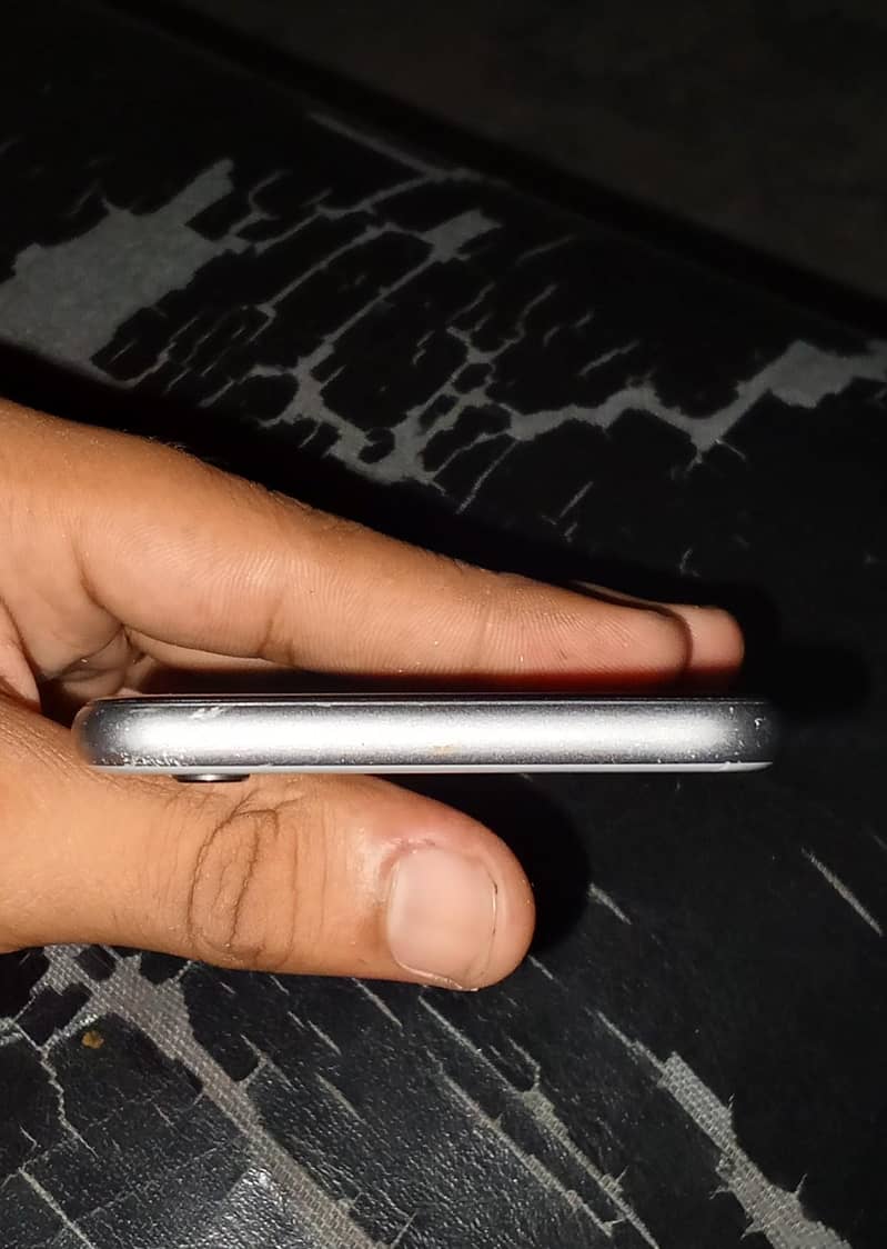 Apple iPhone 6S 4