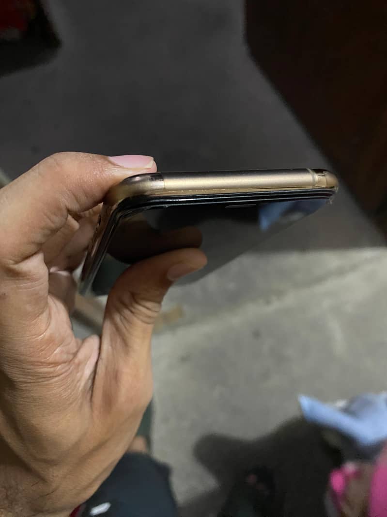 Apple iPhone 11 Pro 4