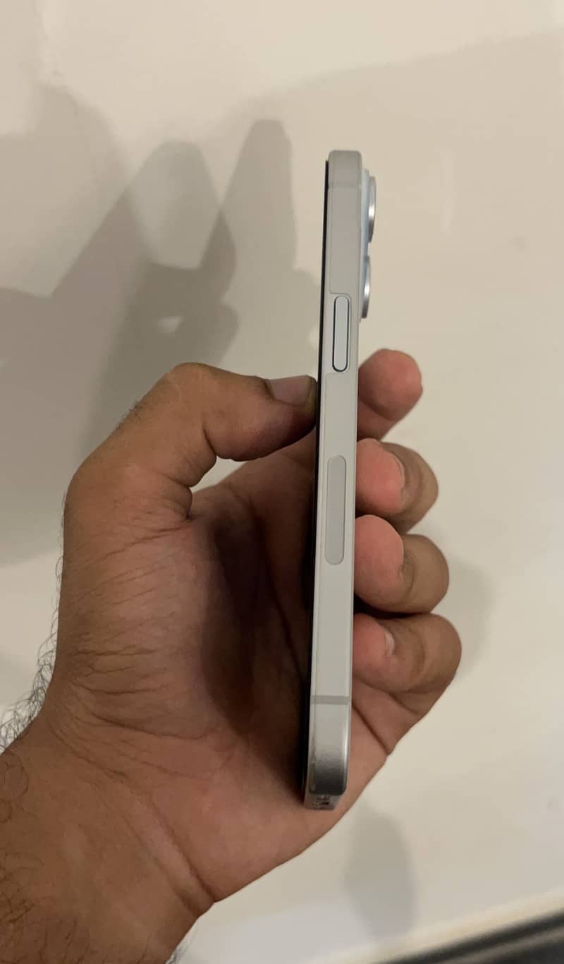 Apple iPhone 15 4