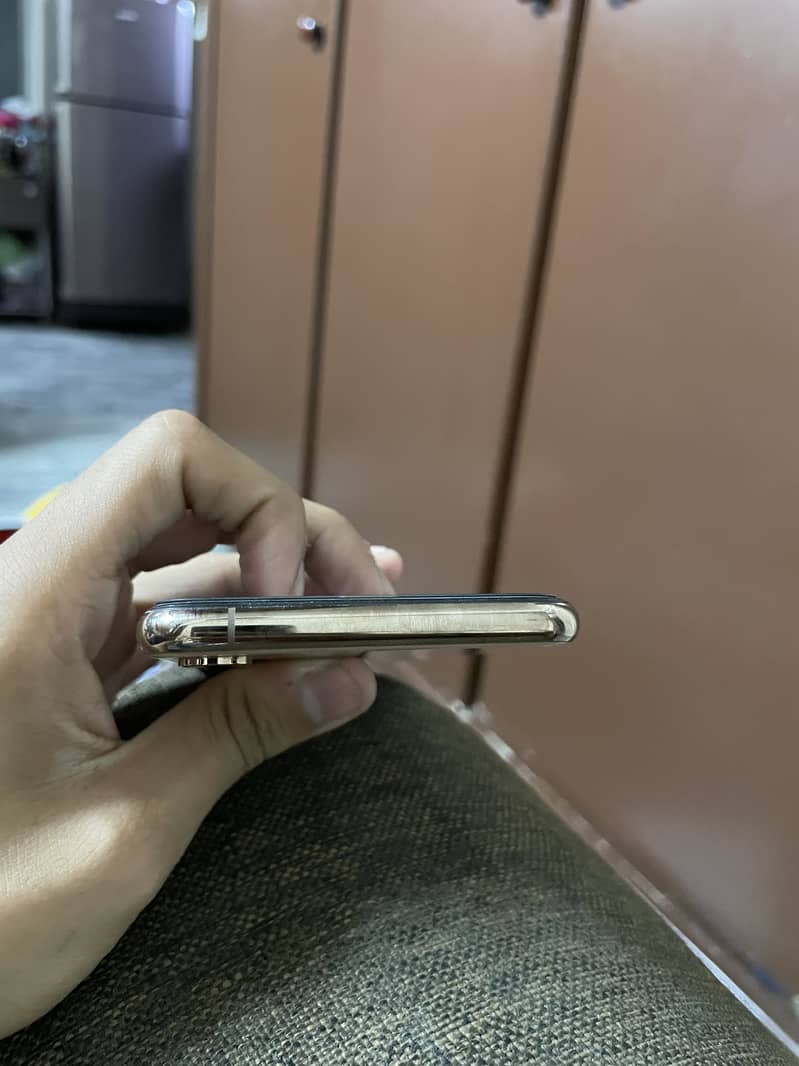 Apple iPhone XS 3