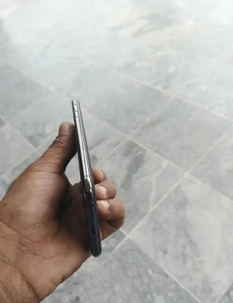 Apple iPhone XS Max 3