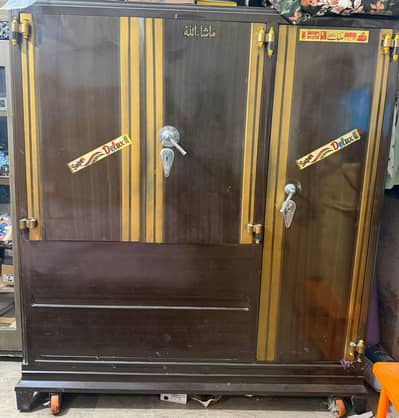Paita almari with hanging door