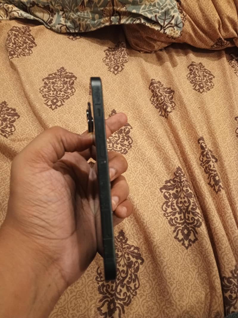 Apple iPhone 13 2