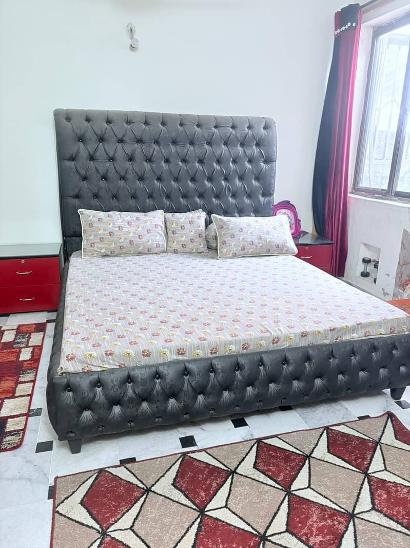 King size bed 0
