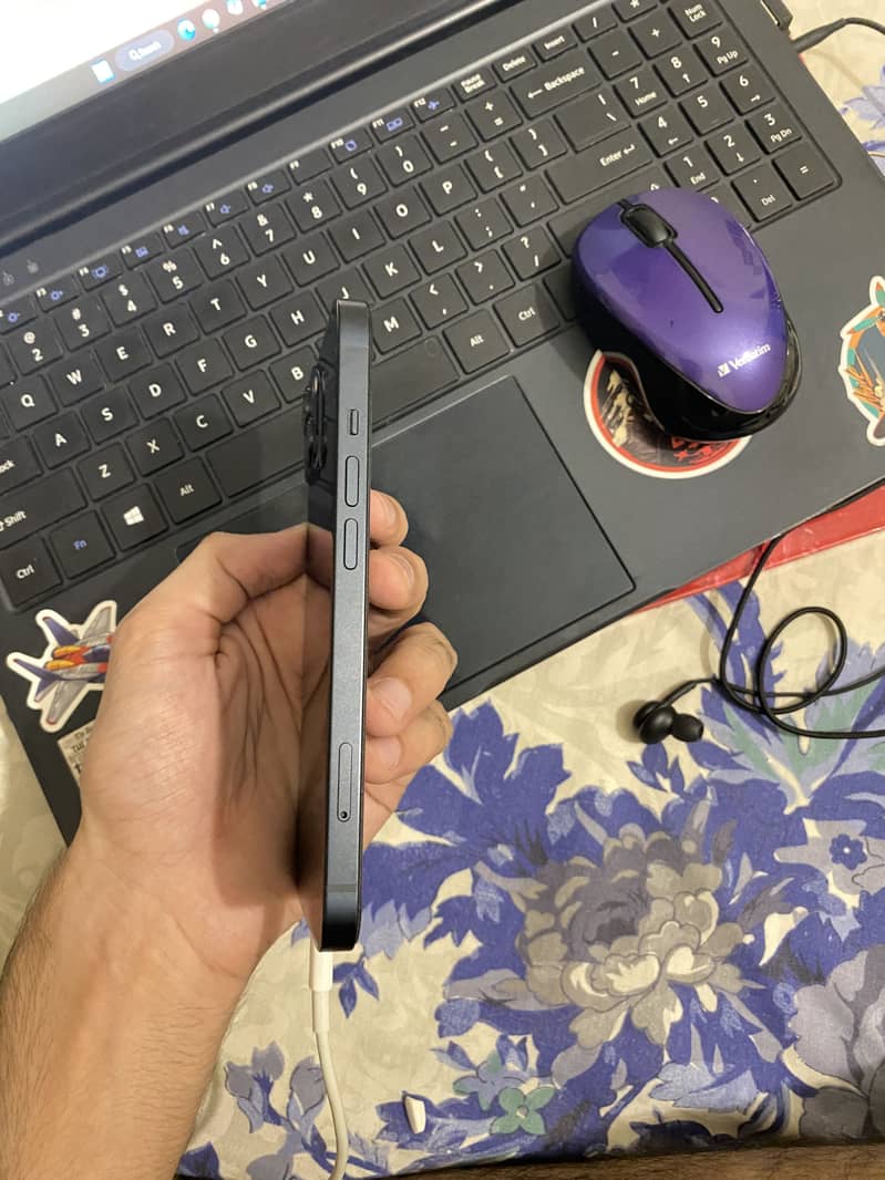 Apple iPhone 13 1