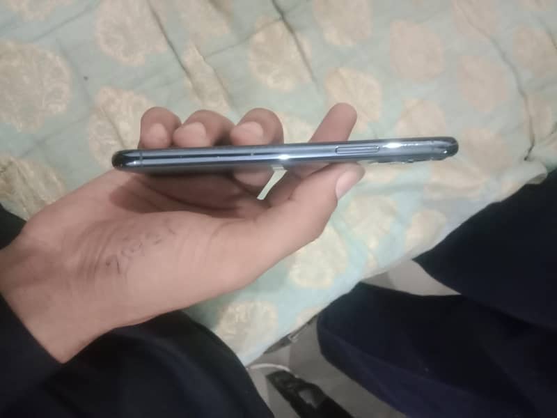 Apple iPhone 11 Pro 4