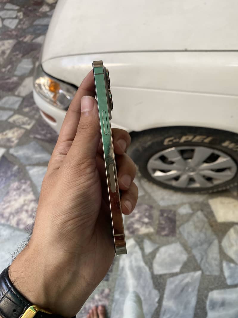 Apple iPhone 13 Pro 4