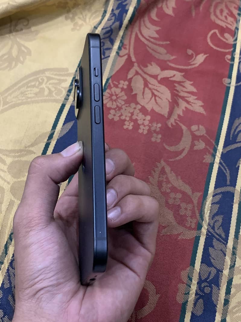 Apple iPhone 15 4