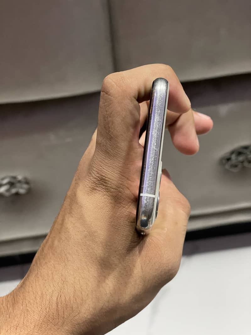 Apple iPhone 11 Pro 4
