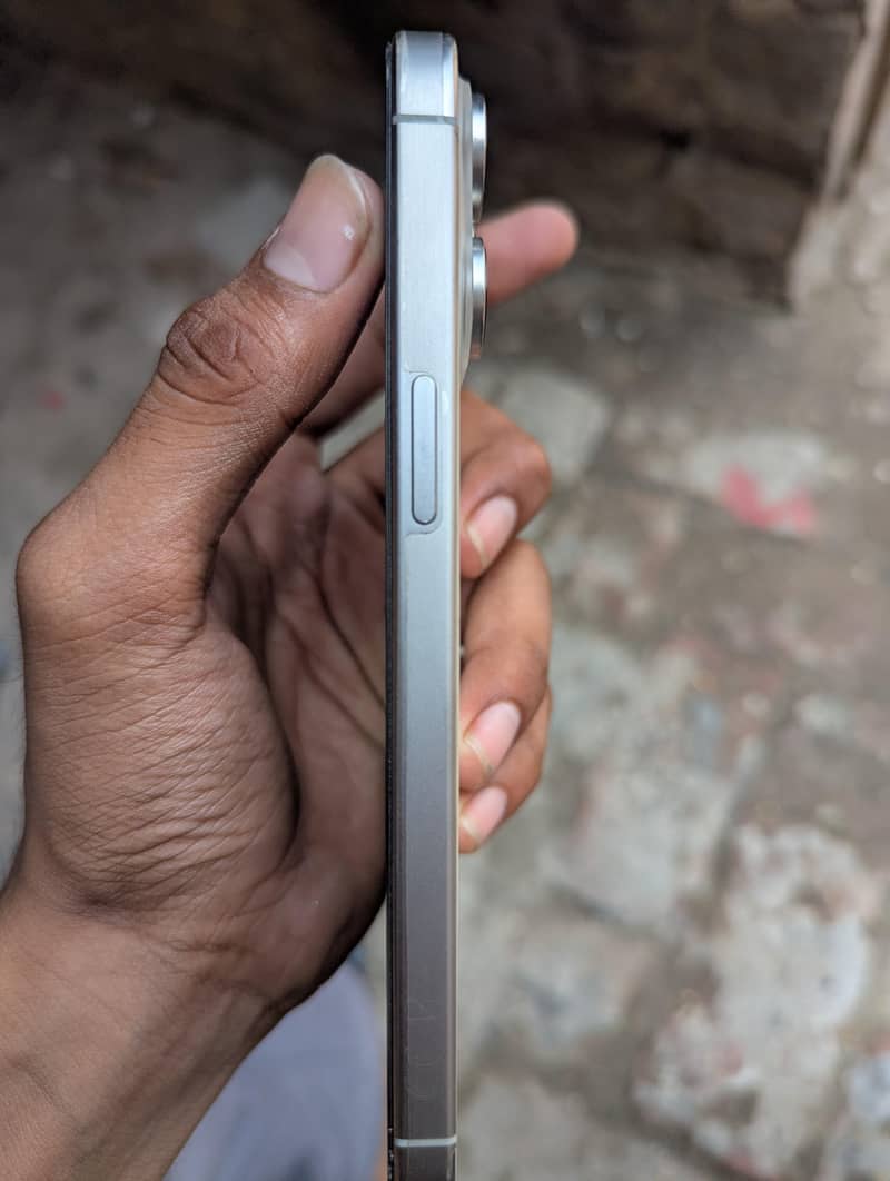Apple iPhone 15 Pro Max 6