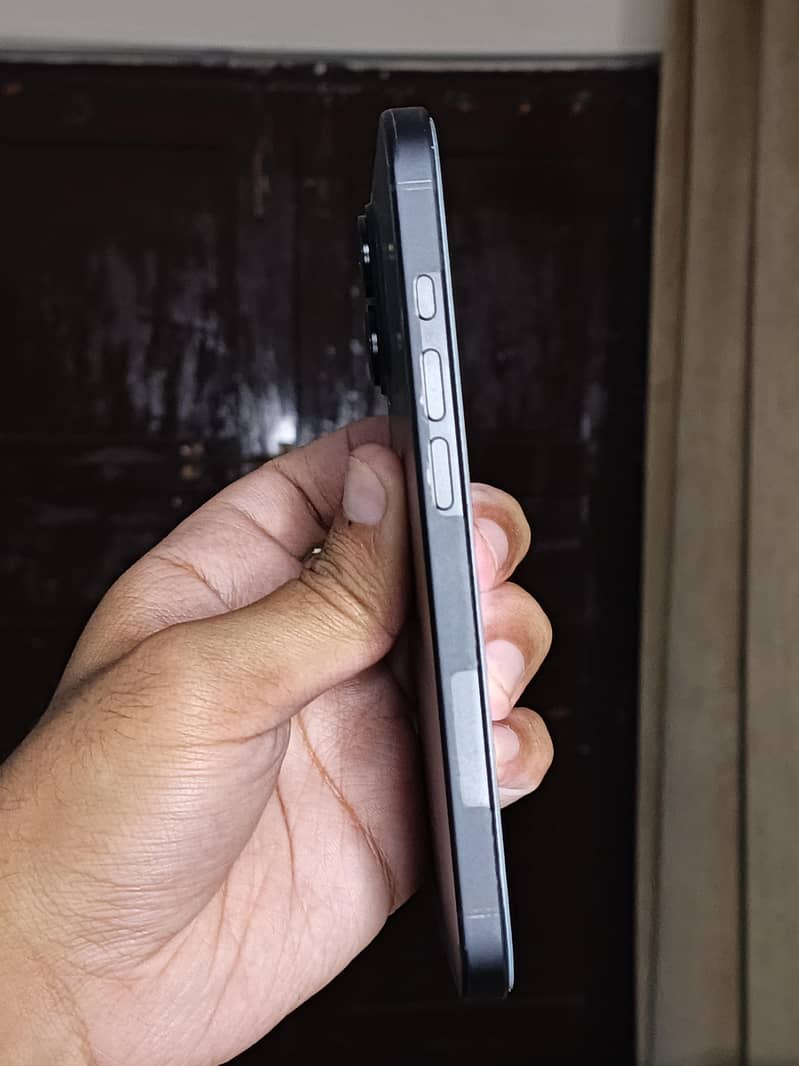 Apple iPhone 16 JV 1