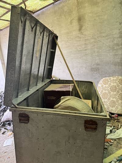 Steel peti/trunk & iron stand wooden,