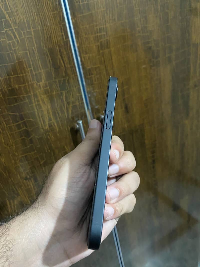 Apple iPhone 16e 2
