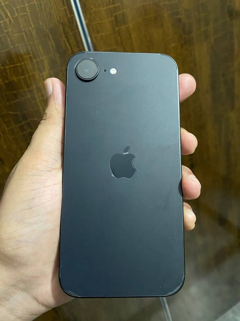 Apple iPhone 16e 3