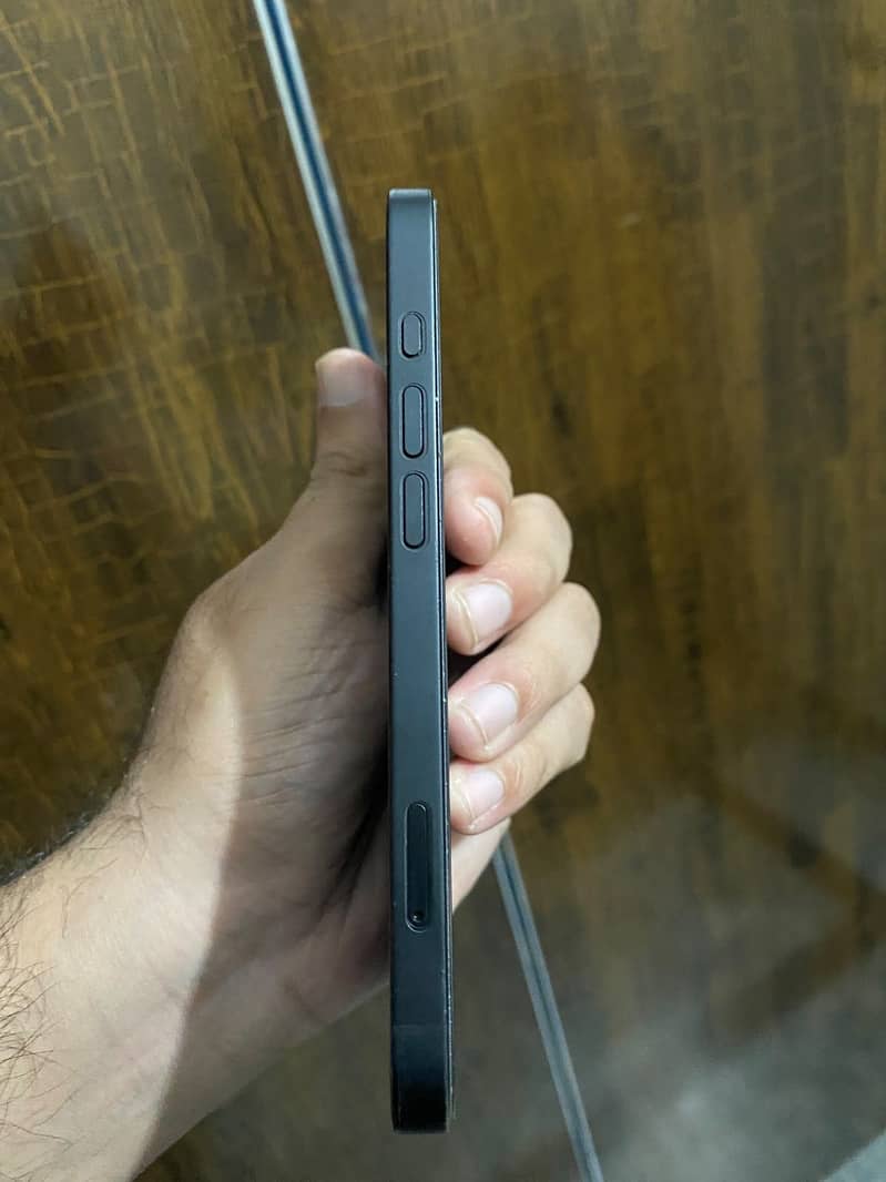 Apple iPhone 16e 4