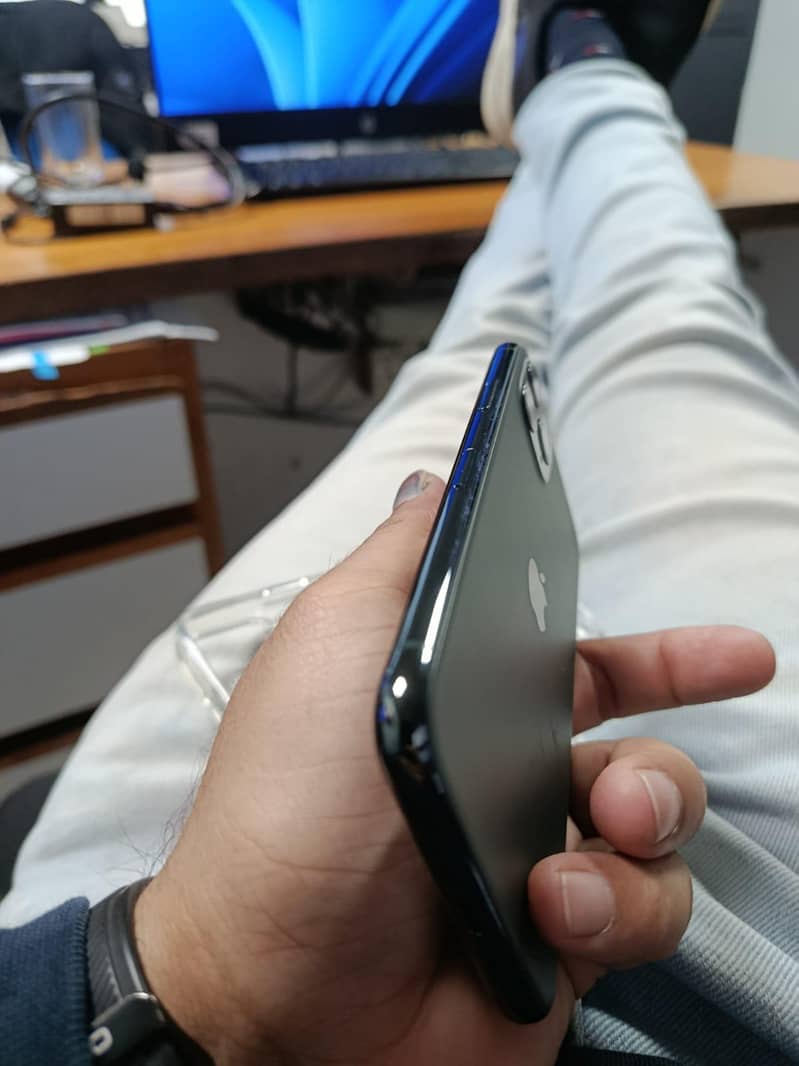 Apple iPhone 11 Pro 4