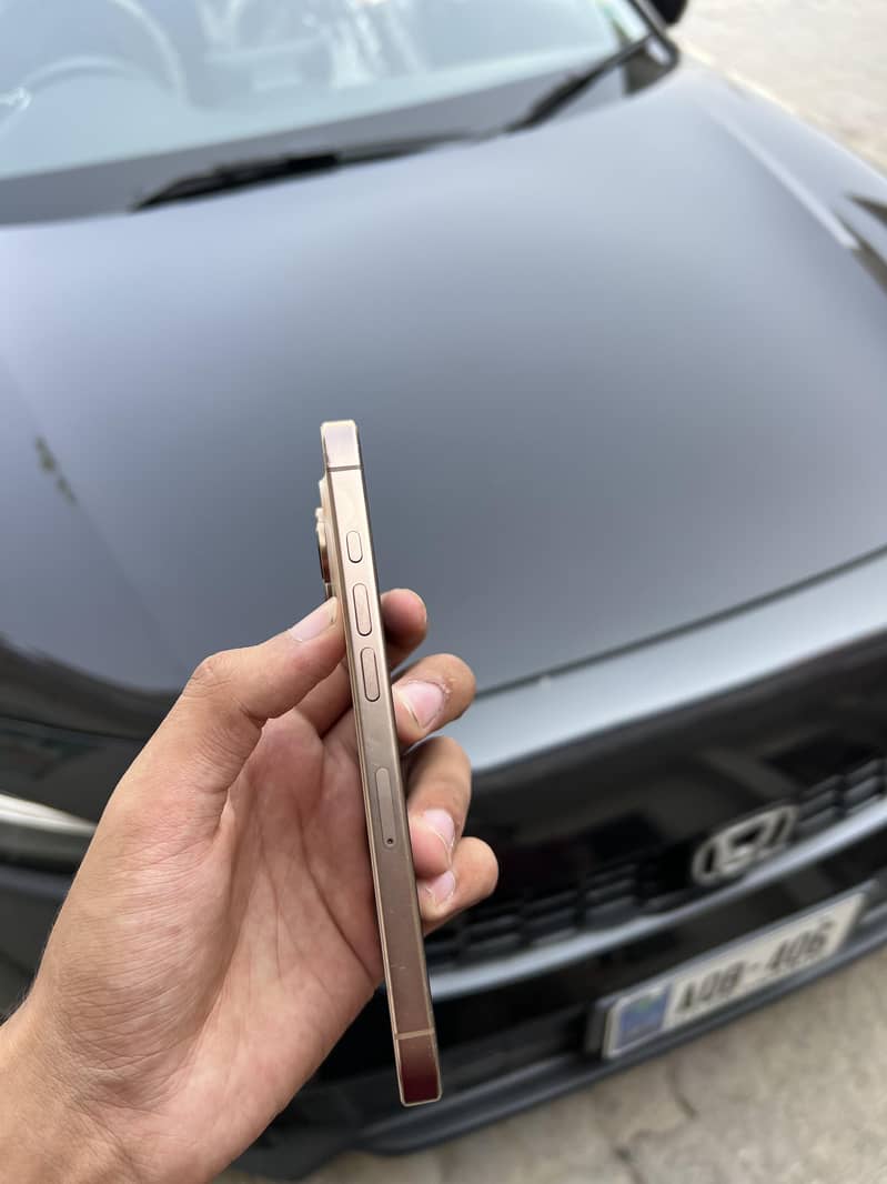 Apple iPhone 16 Pro 1