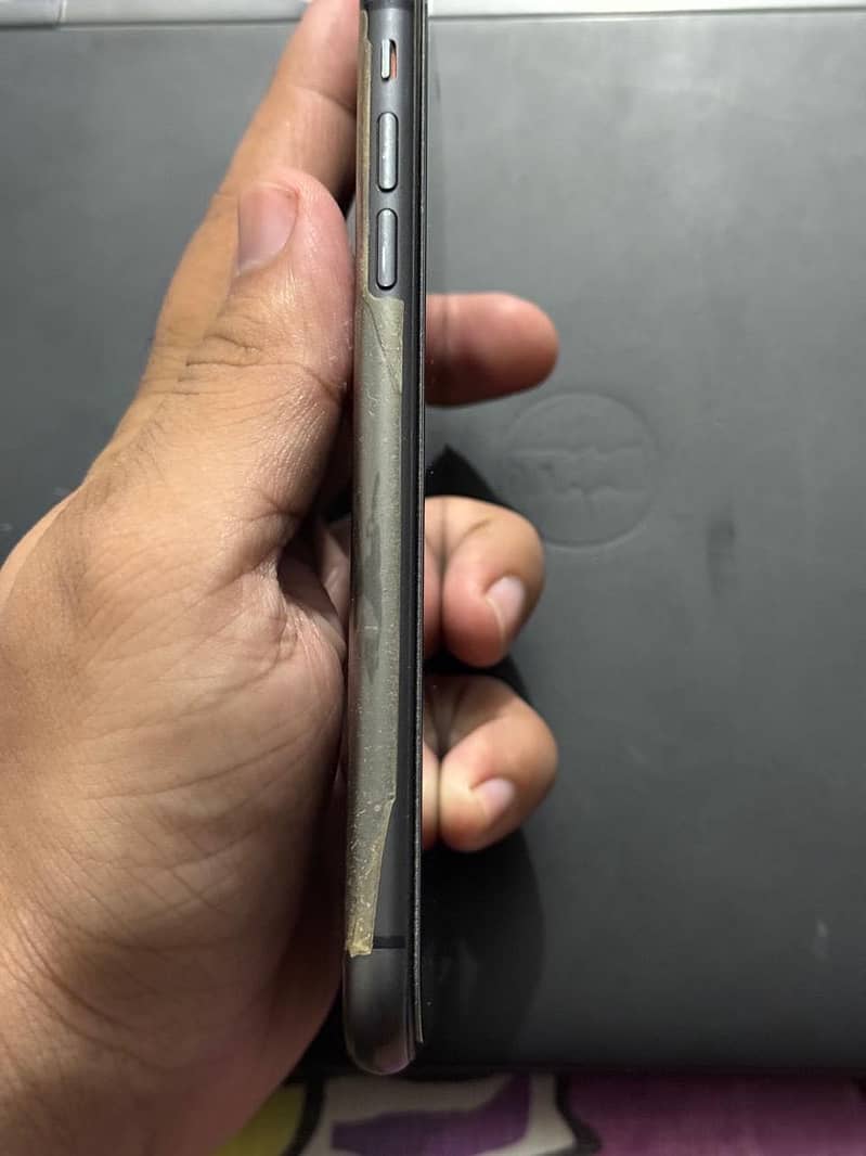 Apple iPhone 11 4