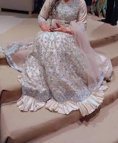 bridal party wear maxsi for sale condition 10/9 size midum to larg