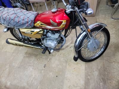 125 gold edition 2025 model end ka bike hy 2026 ky sticker ma