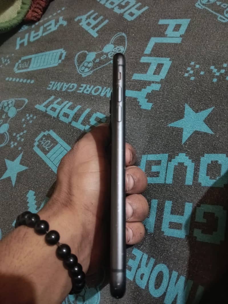 Apple iPhone 11 4
