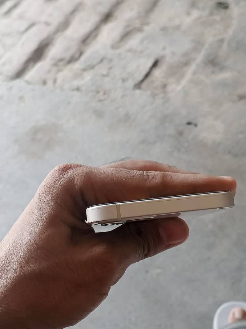 Apple iPhone 12 4
