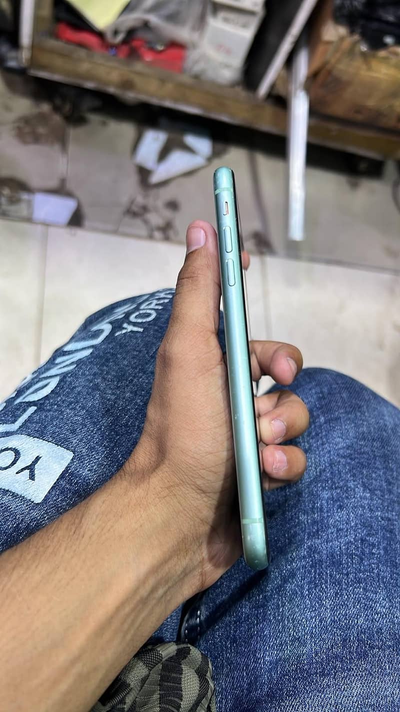 Apple iPhone 11 3
