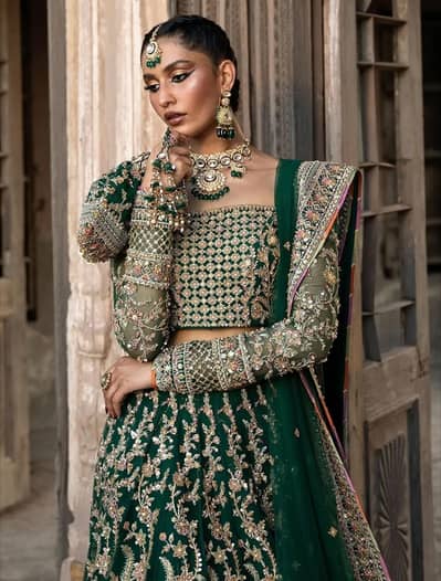 kanwal malik Dres