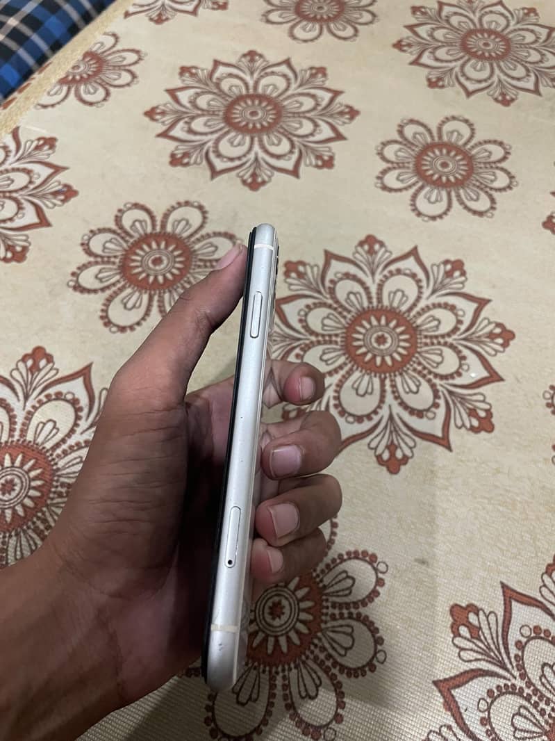 Apple iPhone 11 4
