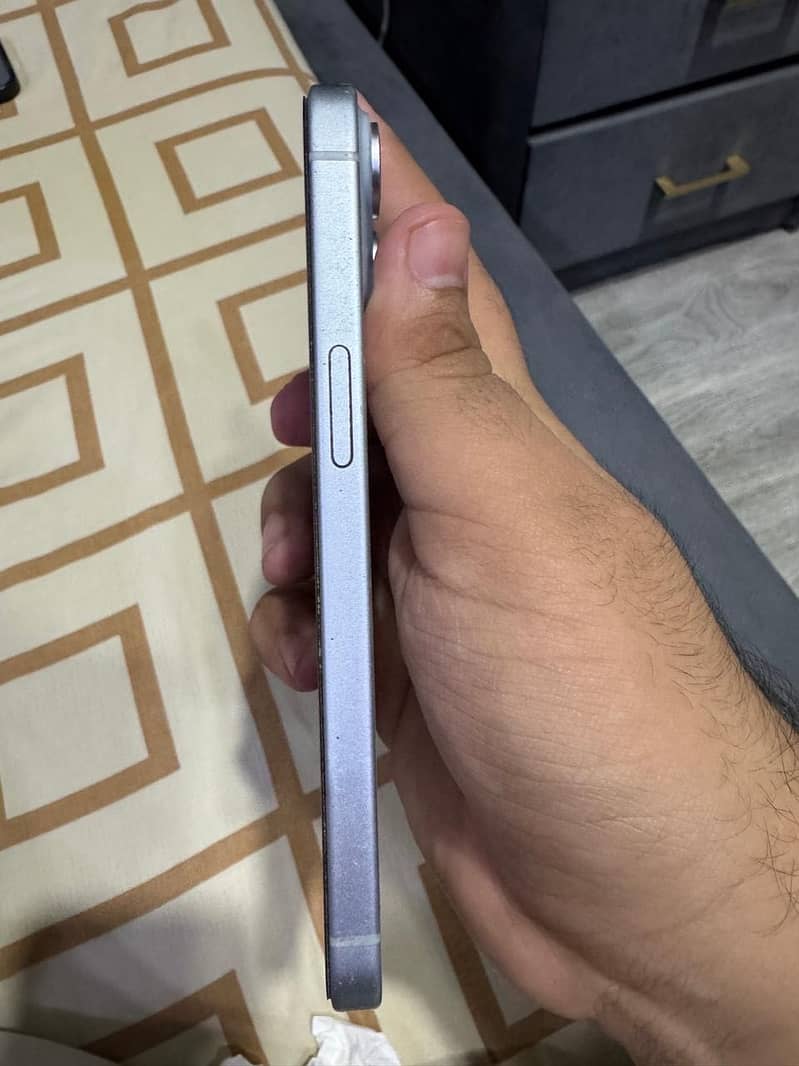Apple iPhone 15 13