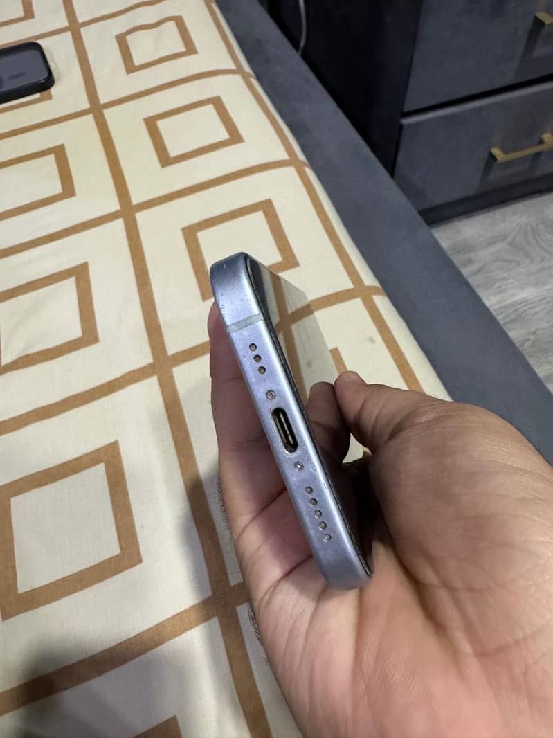 Apple iPhone 15 14