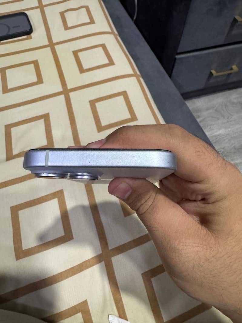 Apple iPhone 15 16