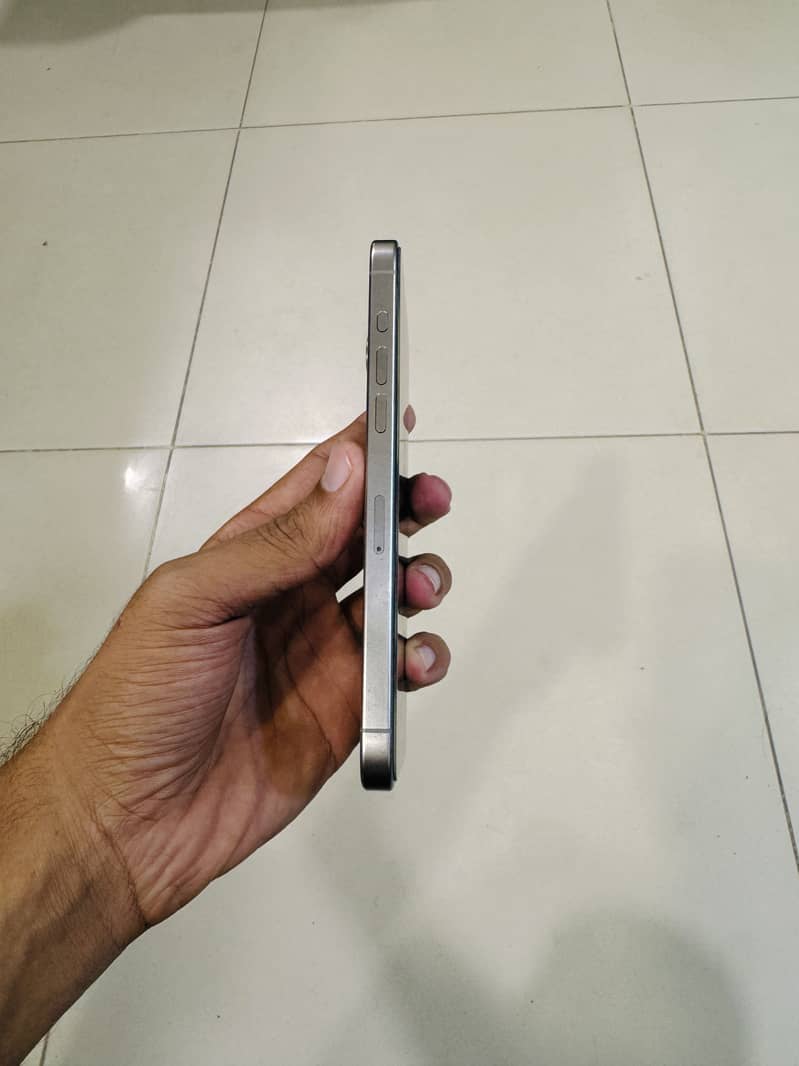 Apple iPhone 15 Pro Max 4